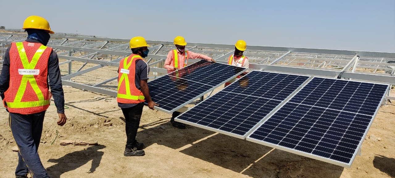 engie-commissions-200-mw-solar-power-plant-in-gujarat-construction