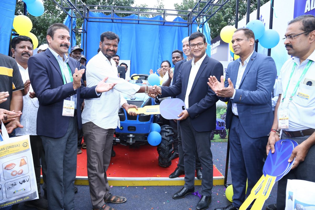 New Holland Agriculture India Launches Compact Tractor Blue Series   H9Xa61ky Mr. Raunak Varma Managing Director And Country Head CNH Industrial – India SAARC Handing Over The Keys Of Newly Launched SIMBA 30 Tractor To A Customer 1200x800 